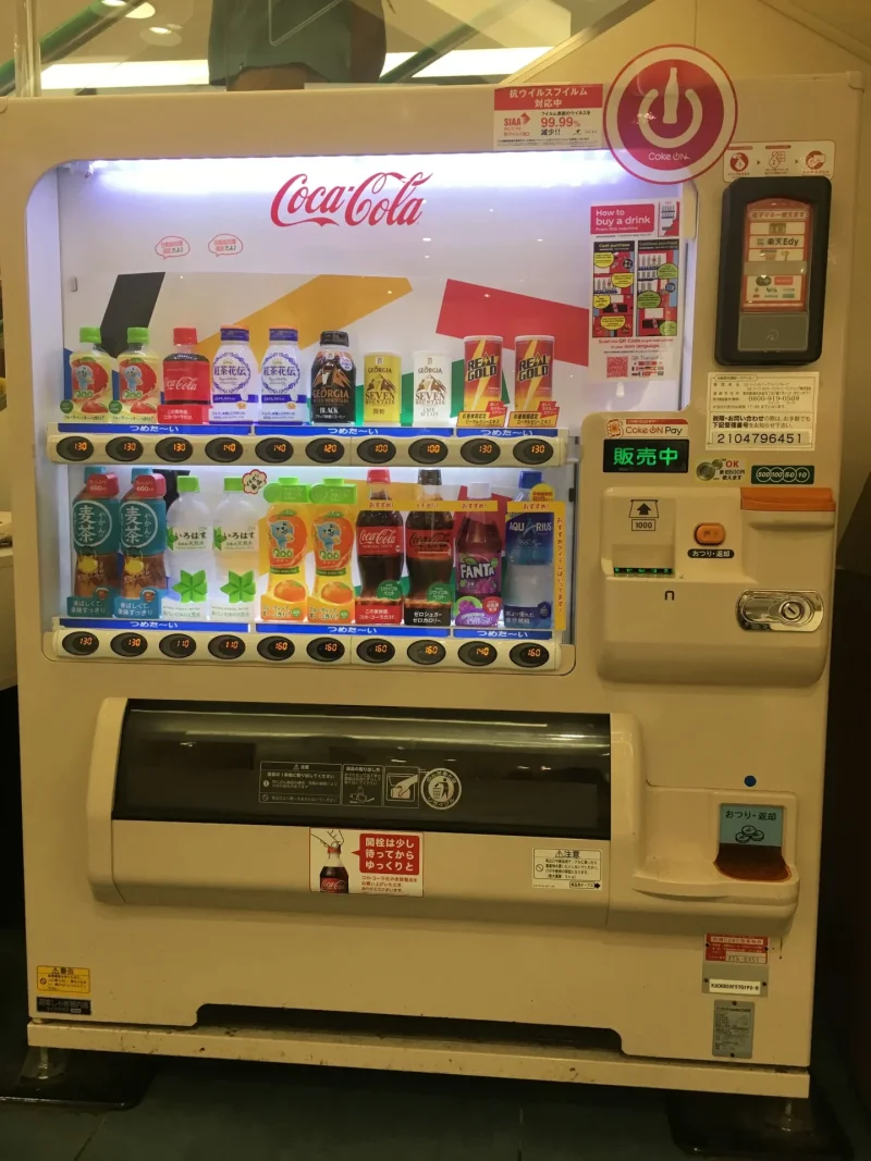 コークオンの自販機（白）