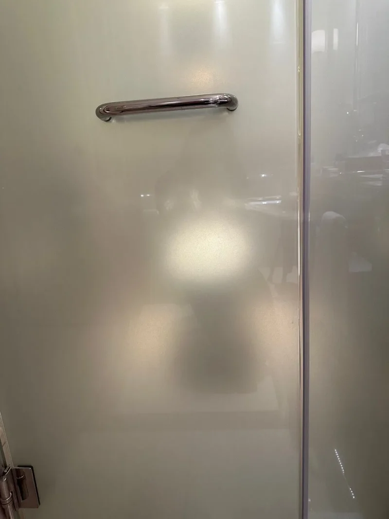 半透明のトイレのドア