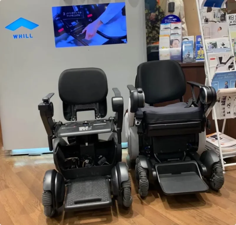 WHILL Model F　と　WHILL Model C2　の電動車椅子を並べた